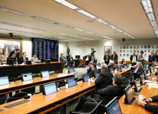 Ao vivo: CCJ discute parecer de denúncia contra Temer