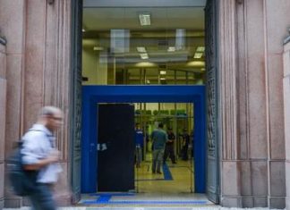 Temer afasta quatro vice-presidentes da Caixa por 15 dias