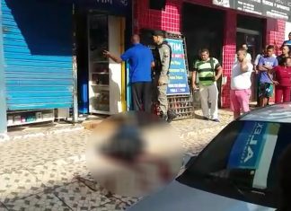 Mulher é assassinada a tiros em frente a loja