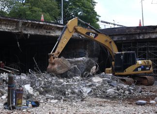 Bloco que caiu do viaduto do Eixão foi demolido e removido