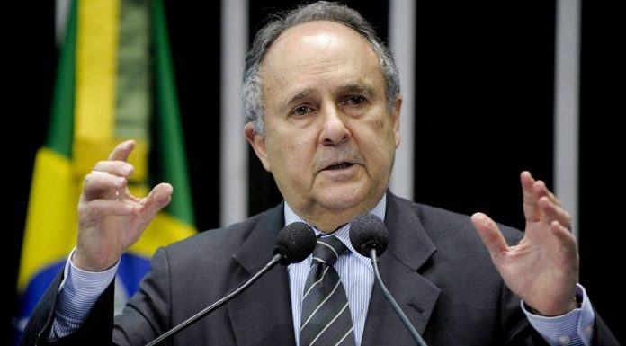 Cristovam Buarque está internado em Hospital de Brasília
