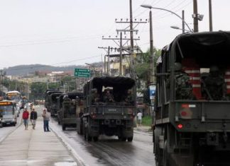 Forças Armadas fazem operação no Complexo do Lins