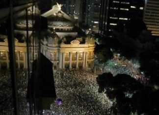 Atos no Brasil e no mundo homenageiam vereadora e pedem punição