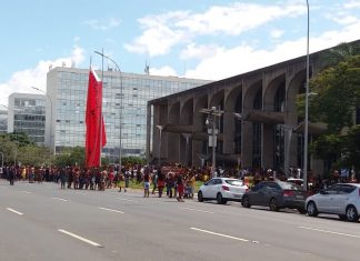 Manifestações complicam trânsito na área central de Brasília