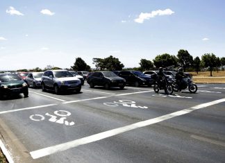 Área exclusiva para motos é sinalizada em 104 semáforos da W3 Sul