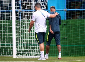 Neymar sente dores e, mancando, abandona treinamento da seleção