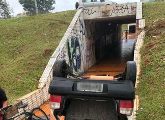 Motorista perde controle de carro e cai em passagem subterrânea no DF