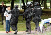 Neozelandeses entregam voluntariamente suas armas após massacre