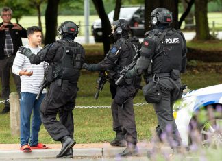 Neozelandeses entregam voluntariamente suas armas após massacre