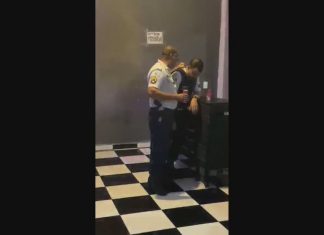 Vídeo mostra PMs fardados, com arma na cintura, bebendo em bar no DF