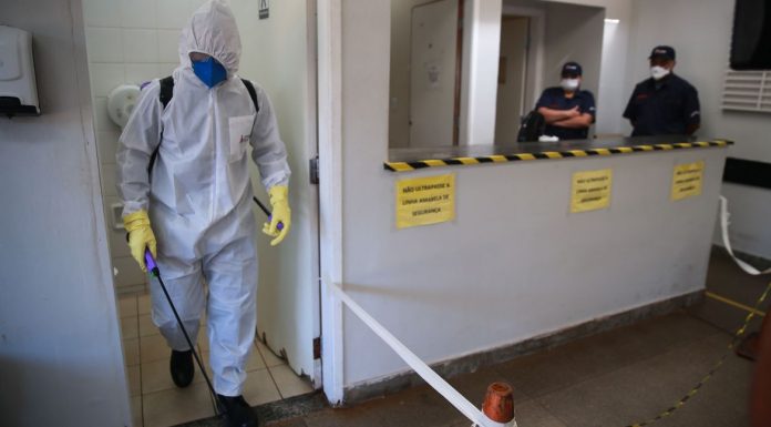 Número de casos de covid-19 sobe para 7.910 e mortes chegam a 299 Marcello Casal JrAgência Brasil