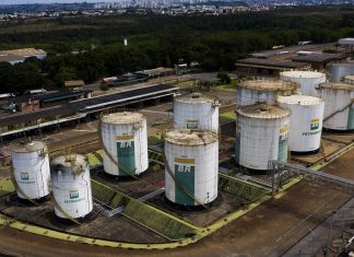 Preço da gasolina da Petrobras para distribuidoras sobe 12%