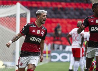 Flamengo vence Inter de virada e assume a liderança do Brasileiro
