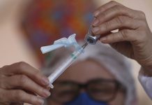 Com 60% da população vacinada, mortes e casos de covid-19 caem 40%