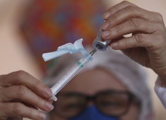 Com 60% da população vacinada, mortes e casos de covid-19 caem 40%