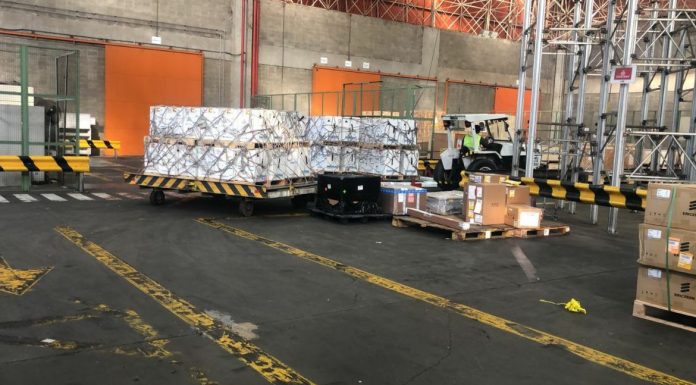 Brasil recebe dois lotes da vacina da Pfizer neste domingo