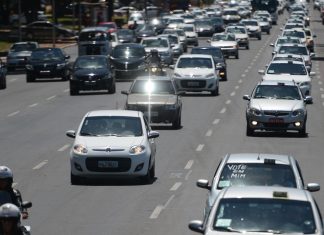 MP libera R$ 10,9 bi para auxílios a caminhoneiros e taxistas