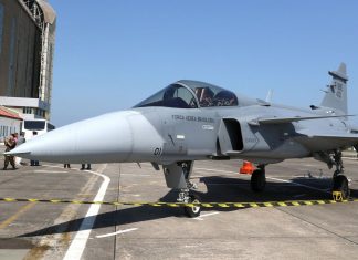 Lula participa de inauguração de linha de produção de caças Gripen