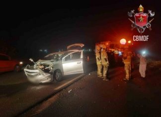 Acidente de trânsito resulta em colisão frontal entre veículos e deixa duas pessoas feridas em Santa Maria.