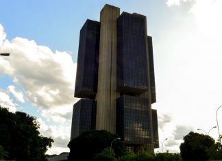 O mercado financeiro revisa para cima a projeção de crescimento para 2023, estimando um aumento de 2,19% no Produto Interno Bruto (PIB).