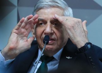 Augusto Heleno Descreve Acampamentos Bolsonaristas como “Pacíficos e Disciplinados”