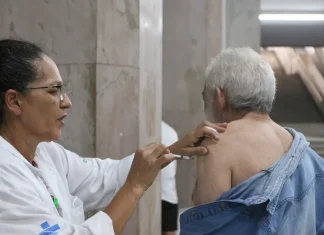 Aumentar vacinação de grupos de risco é desafio no combate à covid-19