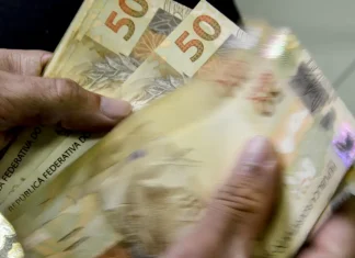A segunda parcela do 13º salário precisa ser paga até esta sexta-feira.