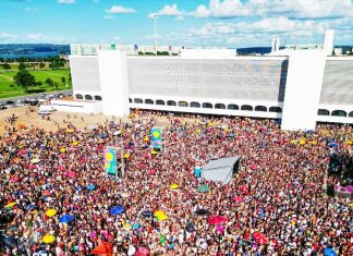 Doze blocos carnavalescos percorrem as ruas do Distrito Federal no encerramento das festividades de Carnaval.