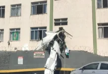 Avião de bimotor cai e bate em prédio em Belo Horizonte