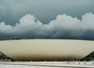 Parte do teto de túnel da Câmara desabou nesta quarta-feira